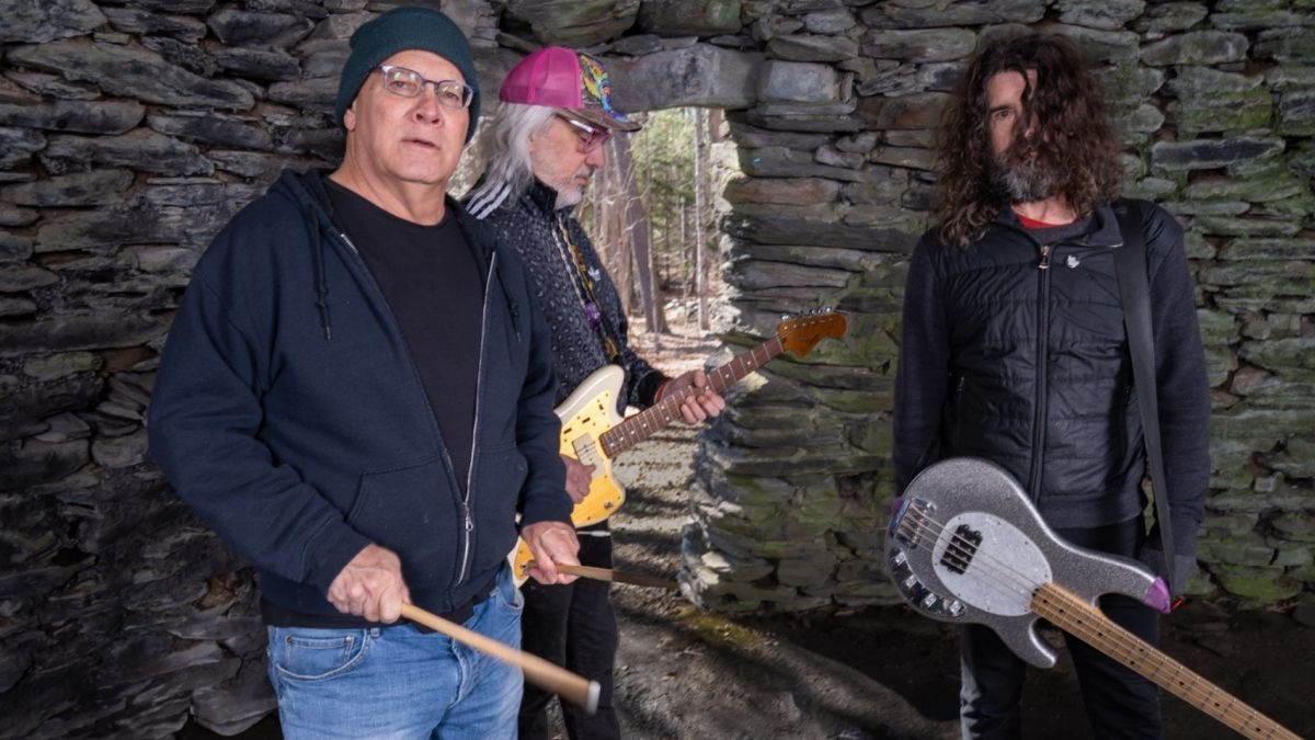 Dinosaur Jr. Extend North American Tour, Release New Album There Near