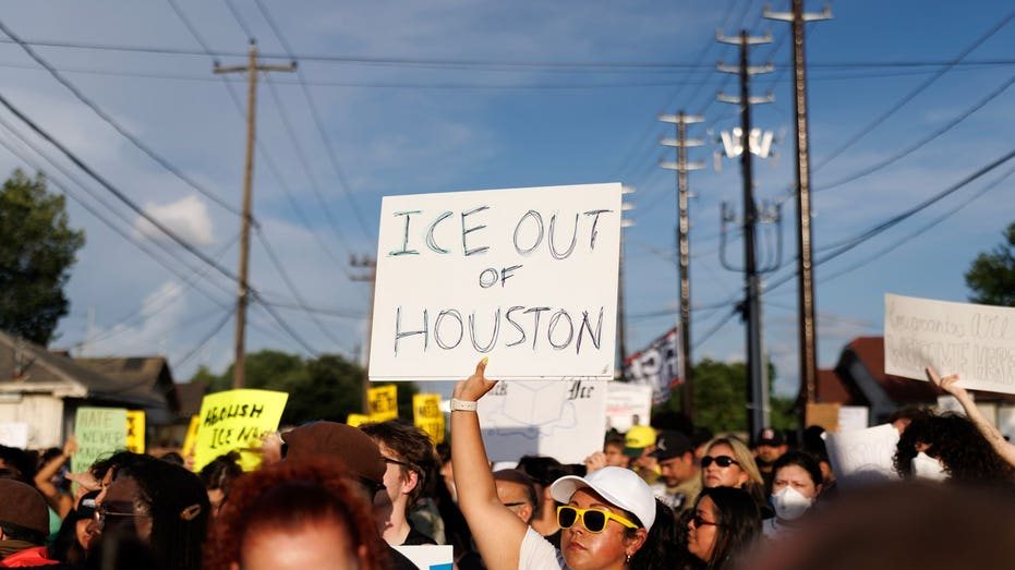 ICE Agents Involved in Fatal Houston Shooting Were Not Wearing Body Cameras