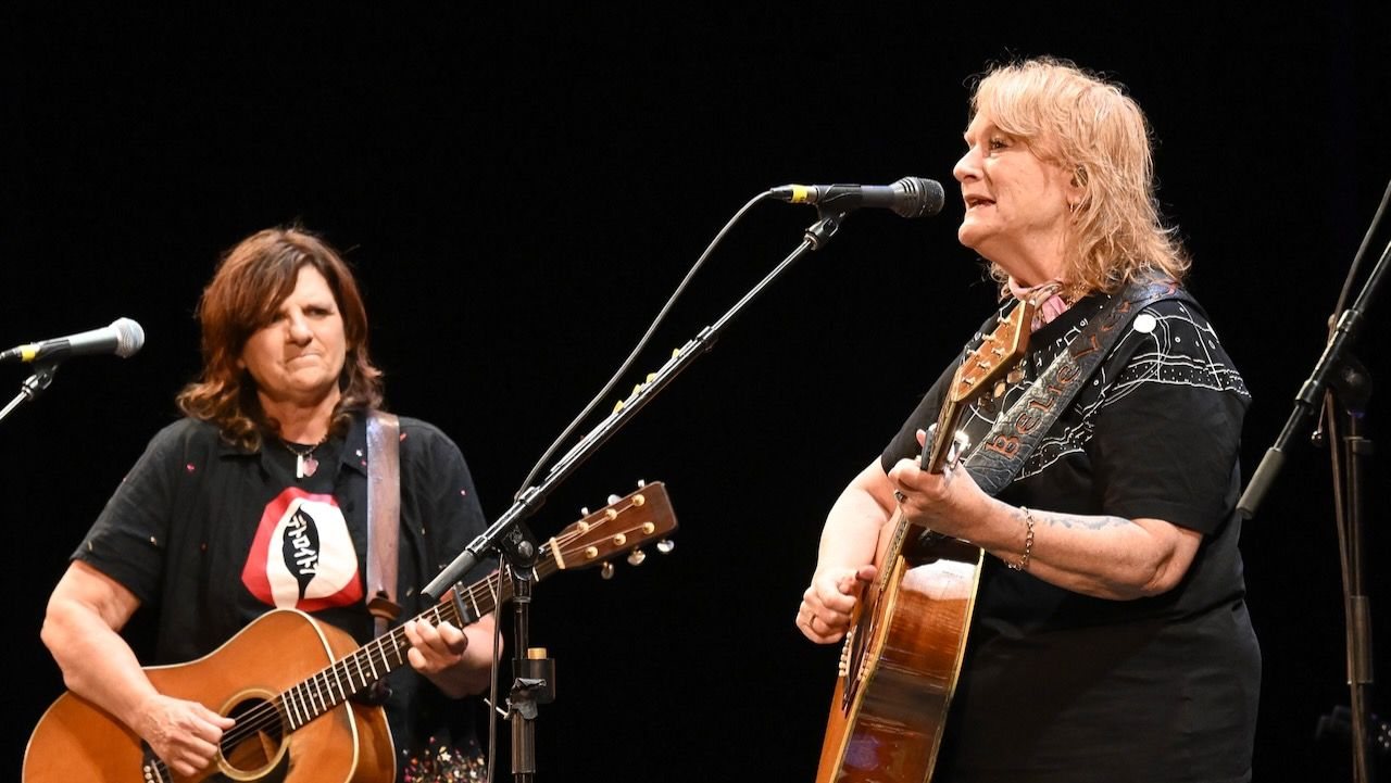 Indigo Girls' Tour Bus Driver Killed in South Carolina Crash
