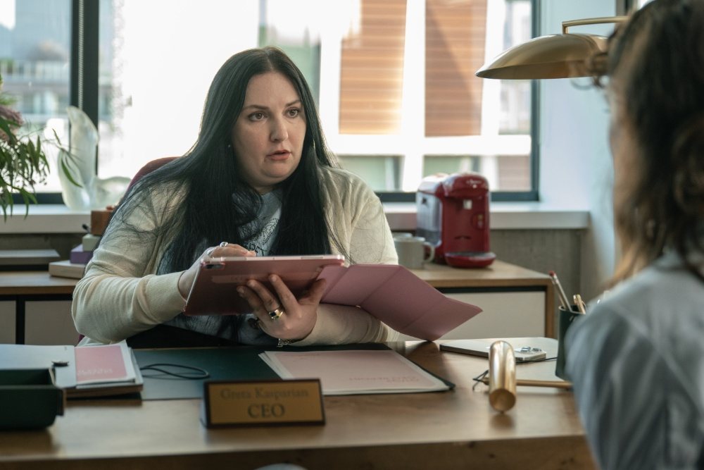 Lena Dunham Plays CEO Greta in First Look at Channel 4 and A24 Comedy «It Gets Worse»