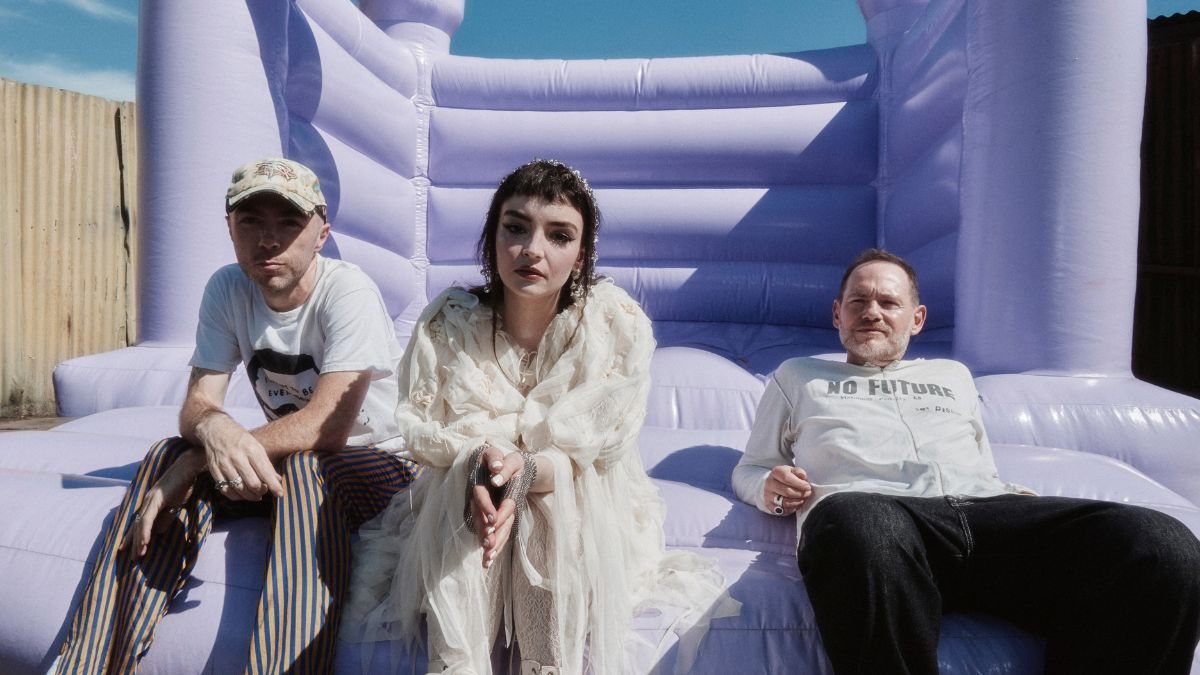 CHVRCHES share new single «Overthinker» ahead of January album