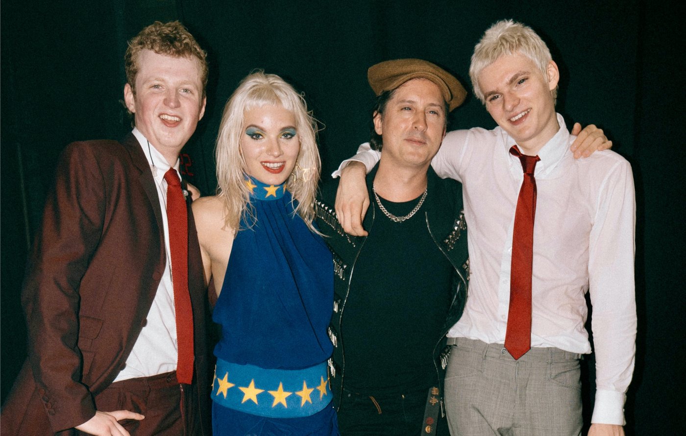 Carl Barât Joins The Molotovs On Stage In London For 'What A Waster'